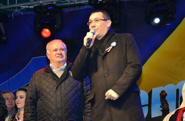 Ponta, aplaudat si huiduit la aprinderea luminilor de sarbatori de la Targu Jiu