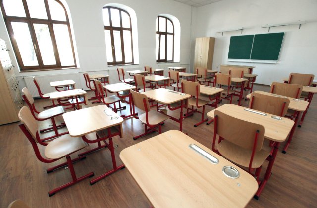 Primarul unei comune vrea să închidă școlile pentru că nu a primit bani de la Guvern