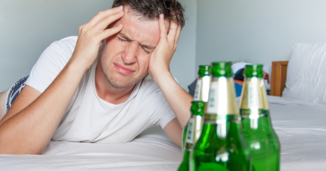 Prima țară care a introdus mahmureala drept boală. Petrecăreții pot solicita concediu medical