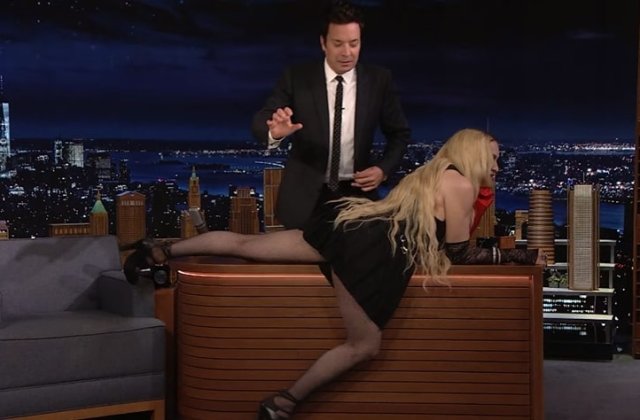 VIDEO Madonna și-a ridicat rochia în direct la o emisiune. Cum a reacționat prezentatorul