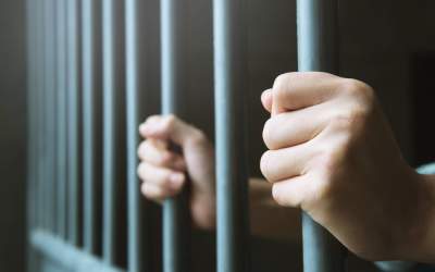 Zeci de deținuți și angajați...