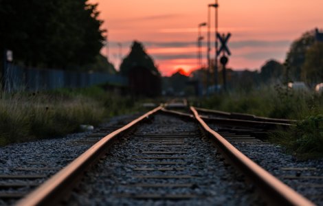 Jandarmii au salvat o bătrână care încerca să se sinucidă pe calea ferată