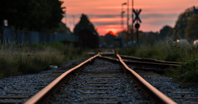 Jandarmii au salvat o bătrână care încerca să se sinucidă pe calea ferată