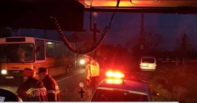 23 de persoane implicate într-un accident produs între un microbuz și un autoturism. A fost activat planul roşu de intervenţie