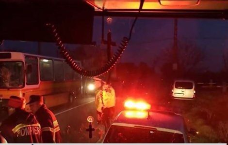 23 de persoane implicate într-un accident produs între un microbuz și un autoturism. A fost activat planul roşu de intervenţie