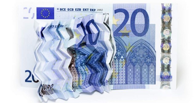 Euro, scadere "umilitoare" in fata dolarului. Cum ne afecteaza?