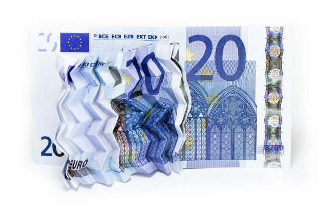 Euro, scadere "umilitoare" in fata dolarului. Cum ne afecteaza?