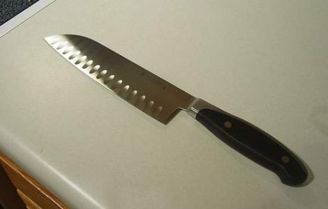 Un chinez a atacat cu un satar sase fete