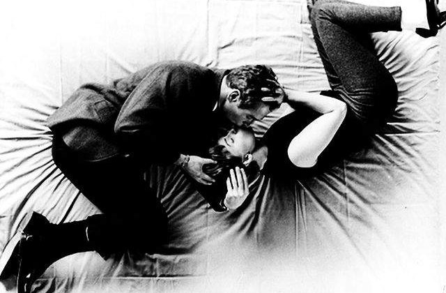 10 imagini care surprind pasiunea cuplurilor celebre