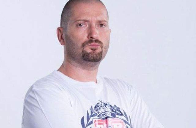 Cheloo l-a jignit pe concurentul gay de la X-Factor. Proprietarii licentei s-au implicat in scandal