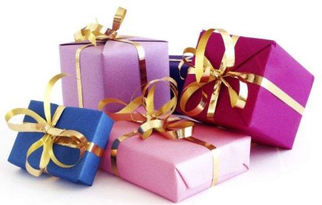 Cat cheltuiesc romanii pentru cadouri si brad