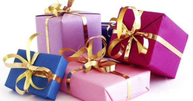 Cat cheltuiesc romanii pentru cadouri si brad