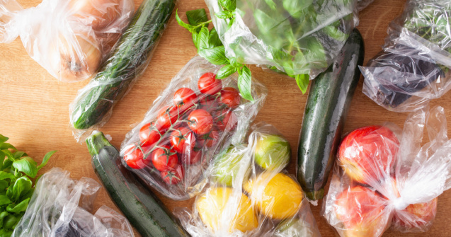 Franța interzice ambalajele din plastic pentru anumite fructe și legume