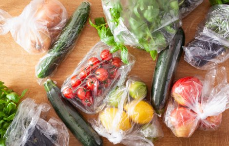 Franța interzice ambalajele din plastic pentru anumite fructe și legume