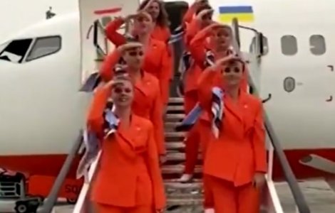 VIDEO Stewardesele unei companii aeriene din Ucraina au renunțat la uniforma cu fustă și tocuri