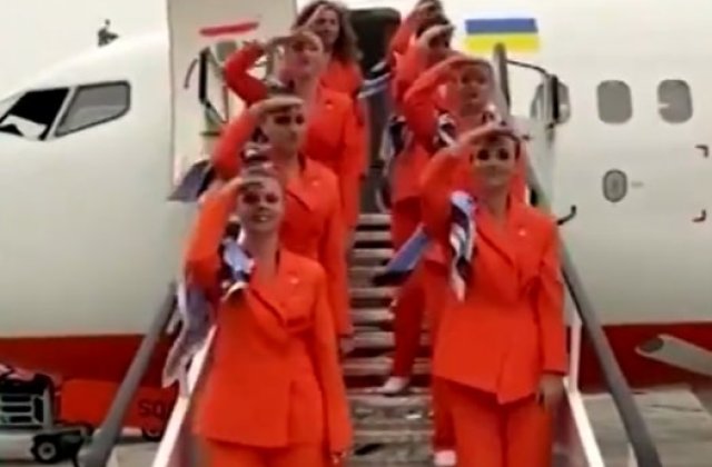 VIDEO Stewardesele unei companii aeriene din Ucraina au renunțat la uniforma cu fustă și tocuri