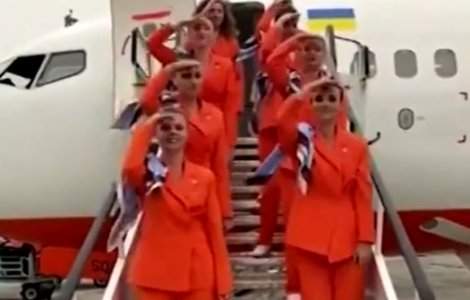 VIDEO Uniformă deosebită pentru stewardesele unei companii aeriene din Ucraina