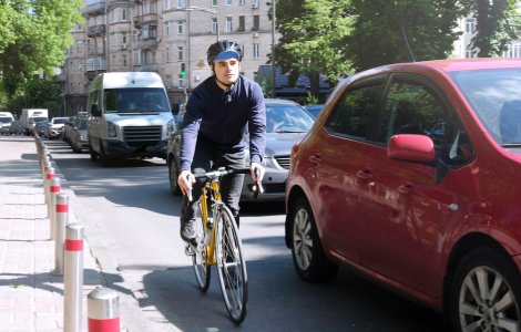 Modificări în Codul Rutier. Noi reguli pentru șoferii care vor depăși biciclişti