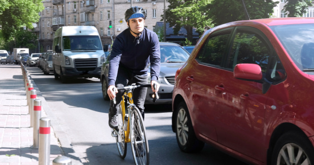 Modificări în Codul Rutier. Noi reguli pentru șoferii care vor depăși biciclişti
