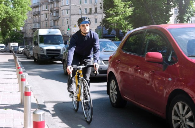 Modificări în Codul Rutier. Noi reguli pentru șoferii care vor depăși bicicliştii