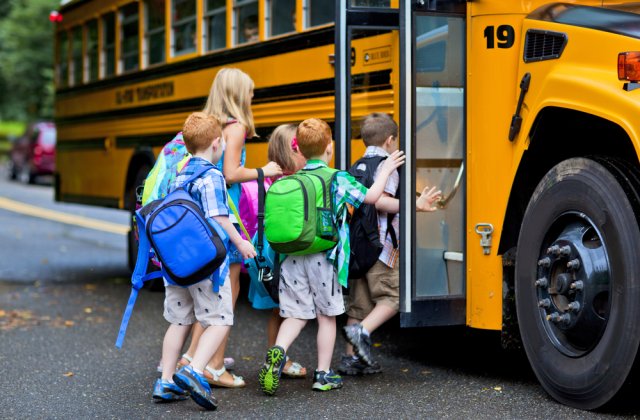 Elevii din învățământul primar vor beneficia de transport gratuit la școală. Când intră în vigoare noua lege