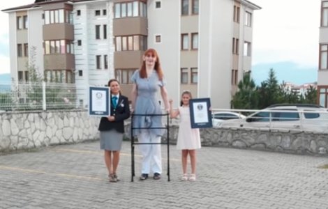 VIDEO Cea mai înaltă femeie din lume a intrat în Cartea Recordurilor. Ce înălțime măsoară aceasta