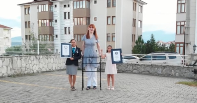 VIDEO Cea mai înaltă femeie din lume a intrat în Cartea Recordurilor