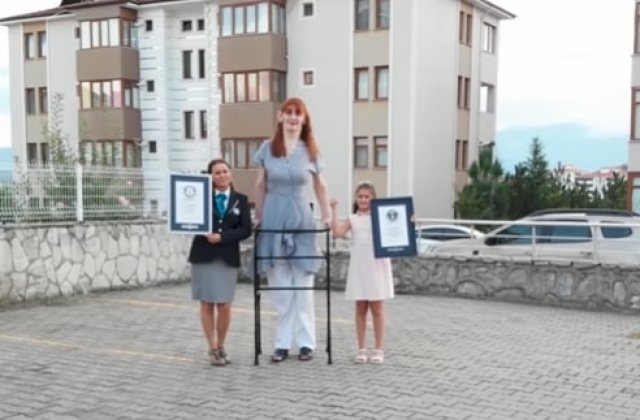 VIDEO Cea mai &icirc;naltă femeie din lume a intrat &icirc;n Cartea Recordurilor. Ce &icirc;nălțime măsoară aceasta