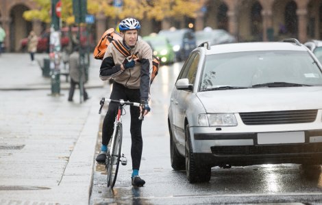 Codul Rutier: S-au schimbat condițiile în care bicicliștii pot fi depășiți de mașini