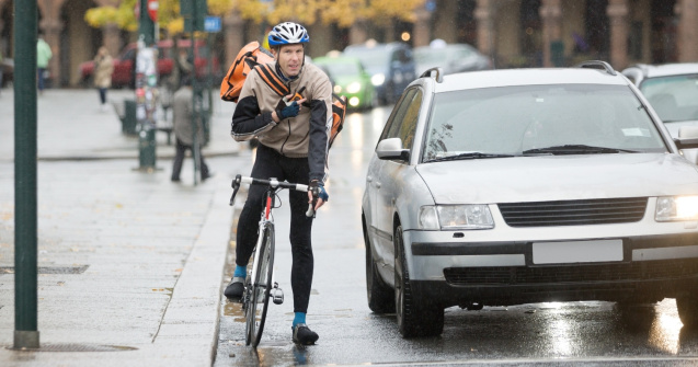 Codul Rutier: S-au schimbat condițiile în care bicicliștii pot fi depășiți de mașini