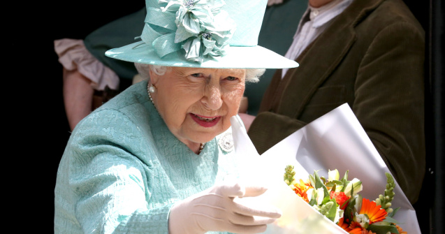 VIDEO Regina Elisabeta a II-a a Marii Britanii, în baston la un eveniment public