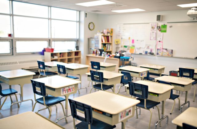 Patru școli din Timișoara se &icirc;nchid din cauza temperaturilor scăzute din clase