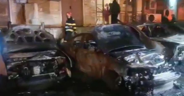 Piroman în libertate! Incendiu bizar într-un cartier din Galați