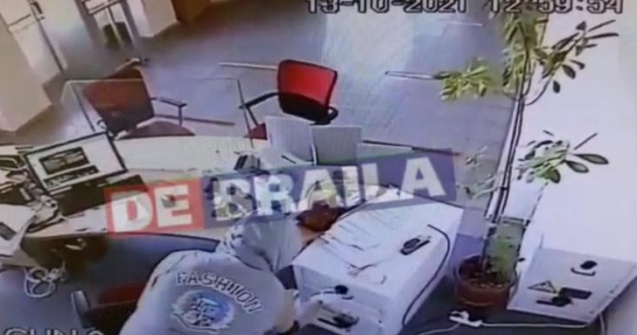 VIDEO Jaf ca-n filme în Brăila. Hoțul a furat 2.000 de euro în 20 de secunde și a lăsat un bilet