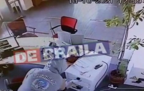 VIDEO Jaf ca-n filme în Brăila. Hoțul a furat 2.000 de euro în 20 de secunde și a lăsat un bilet