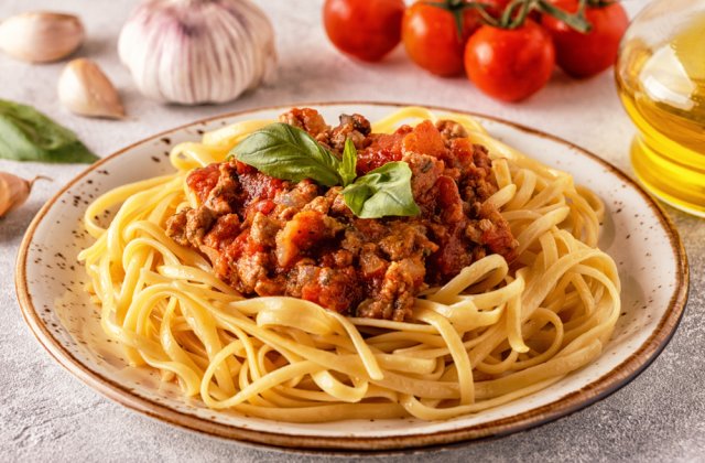 Paste bolognese. Rețetă autentică de la bucătari italieni