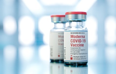 Un lot de 355.200 doze de vaccin anti-COVID Moderna ajunge vineri în România