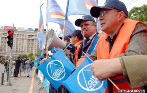 Mesajul protestatarilor: "Ne ciuruiti 25%, va decapitam 100%"