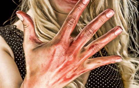 A incercat sa-si decapiteze fiul cu un flex