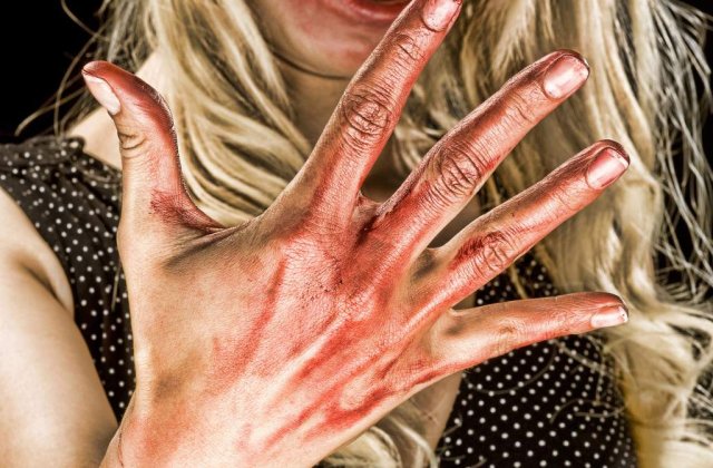 A incercat sa-si decapiteze fiul cu un flex