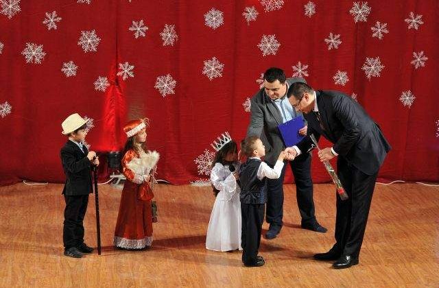 Ponta, unor copii: Sunt obisnuit sa discut cu persoane chiar mai dificile decat Mos Craciun