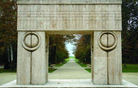 Ponta cheama experti din strainatate pentru verificarea restaurarii "Portii Sarutului"