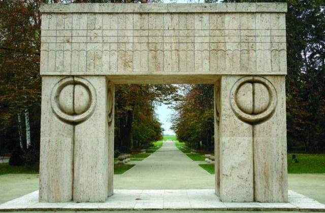 Ponta cheama experti din strainatate pentru verificarea restaurarii "Portii Sarutului"