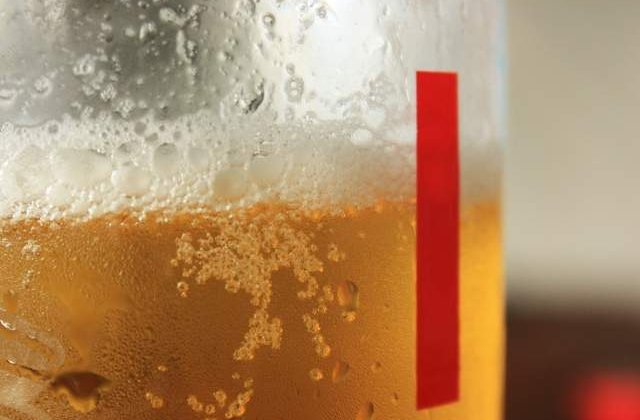 Studiu: Persoanele inteligente consuma mai mult alcool