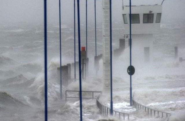 Furtuna Xaver: Morti in Polonia, evacuari in M.Britanie si transporturi perturbate in Germania