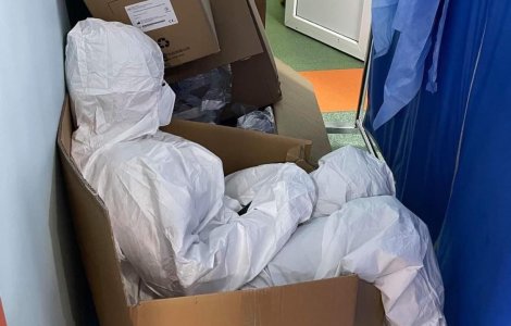 O asistentă se odihnește într-o cutie pentru că paturile și scaunele din spital sunt ocupate. Imaginea a stârnit un val de reacții în mediul online