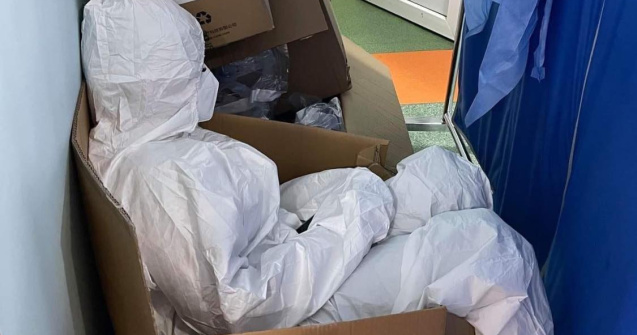 O asistentă se odihnește într-o cutie. Imaginea a stârnit un val de reacții