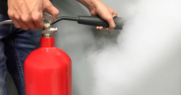 O femeie a încercat să incendieze un magazin de electrocasnice din Capitală