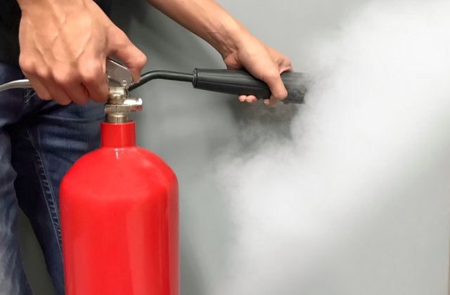 O femeie a încercat să incendieze un magazin de electrocasnice din Capitală. Cum s-a sfârșit întregul incident