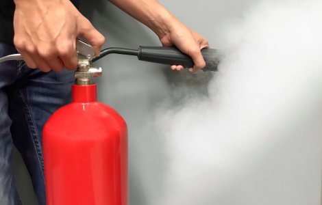 O femeie a încercat să incendieze un magazin de electrocasnice din Capitală